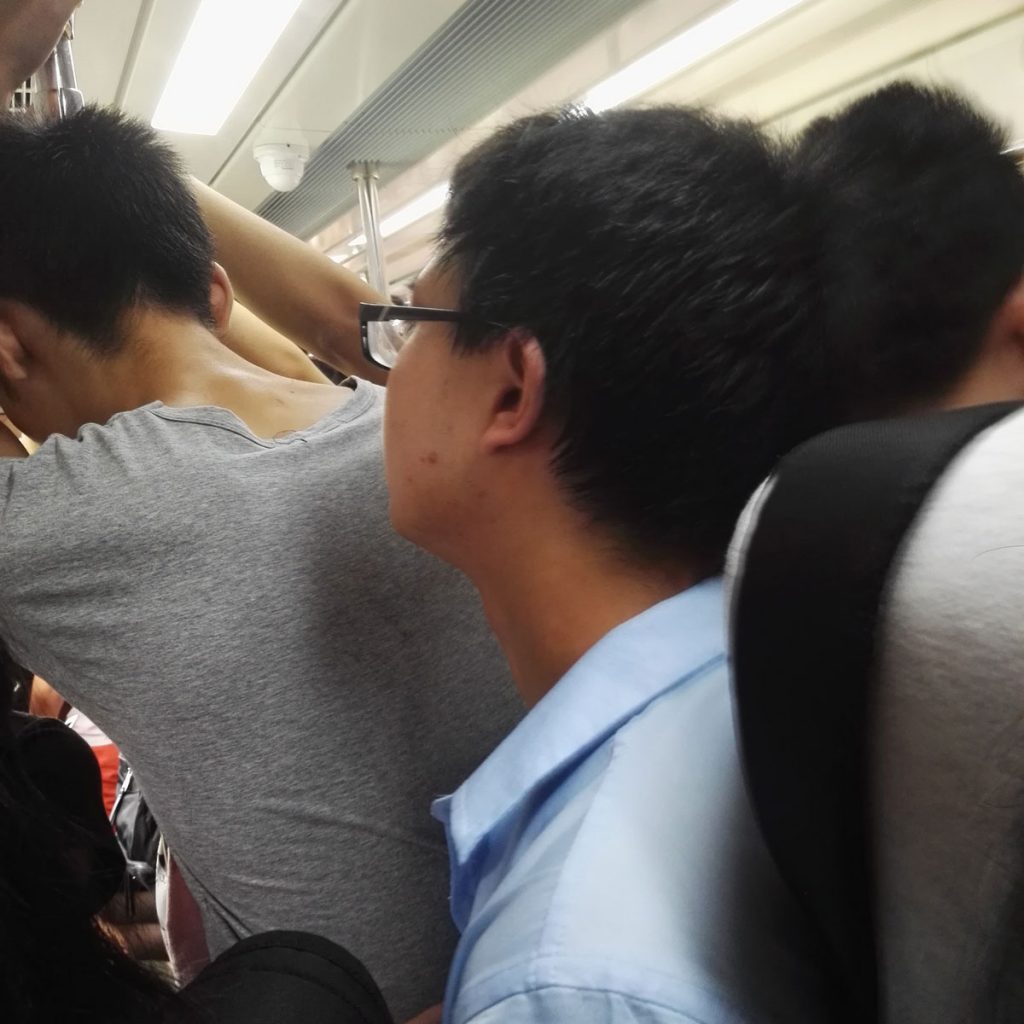 被挤的小哥