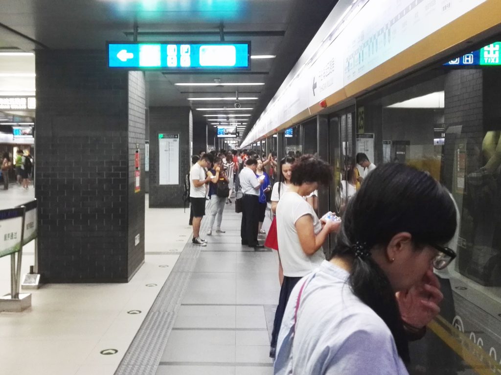6 号线平安里站站台